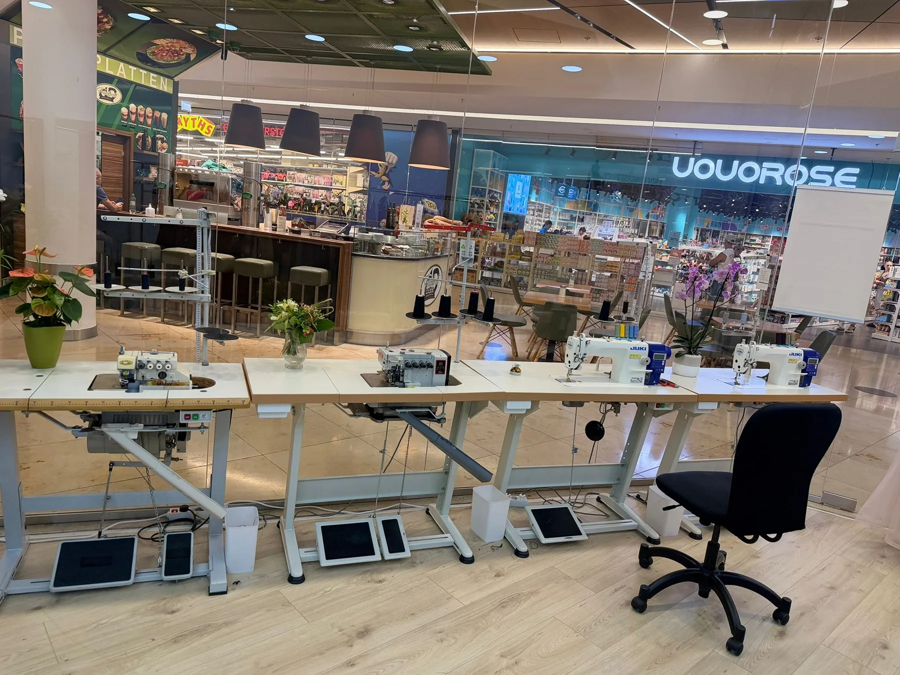 Werkstatt von Liya's Änderungsschneiderei im Untergeschoss der Erlangen Arcaden mit vier Industrienähmaschinen